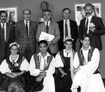 Michael G. Möhnle mit S.K.u.K.H Dr. Otto von Habsburg und einer ungarischen Gruppe