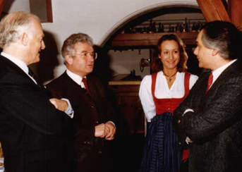 Michael G. Möhnle mit Sir Tom Normanton(li), Bürgermeister Kollmannsberger und Renate Drexler
